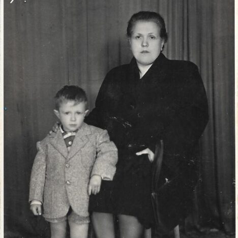 Vecchie macchine fotografiche , obbiettivi e attrezzature sia Analogiche che Digitali